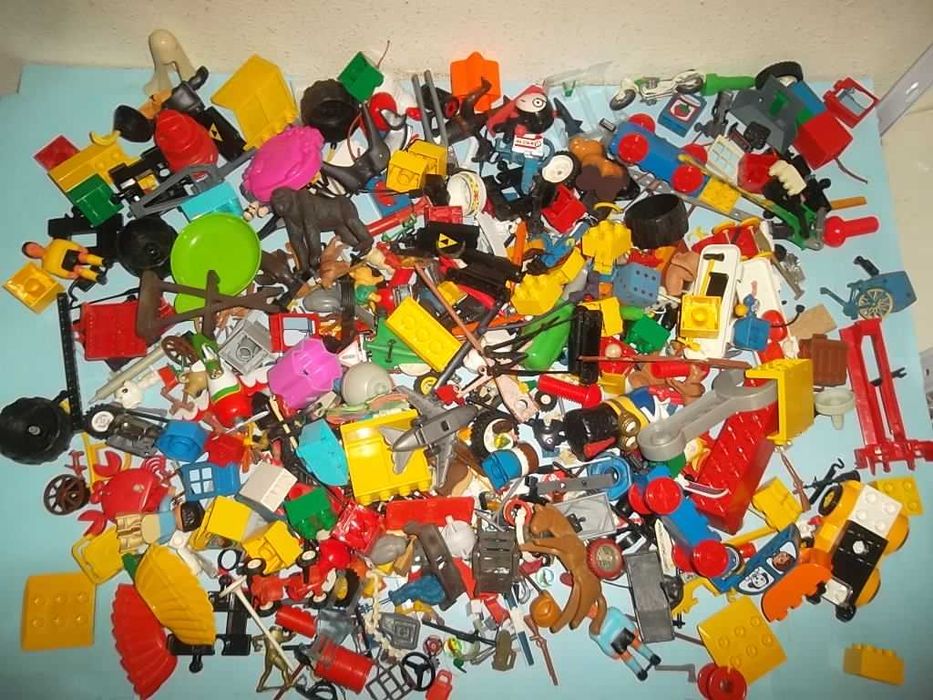 Centenas de bonecos e peças diversas, LEGO, brindes, e muito mais.