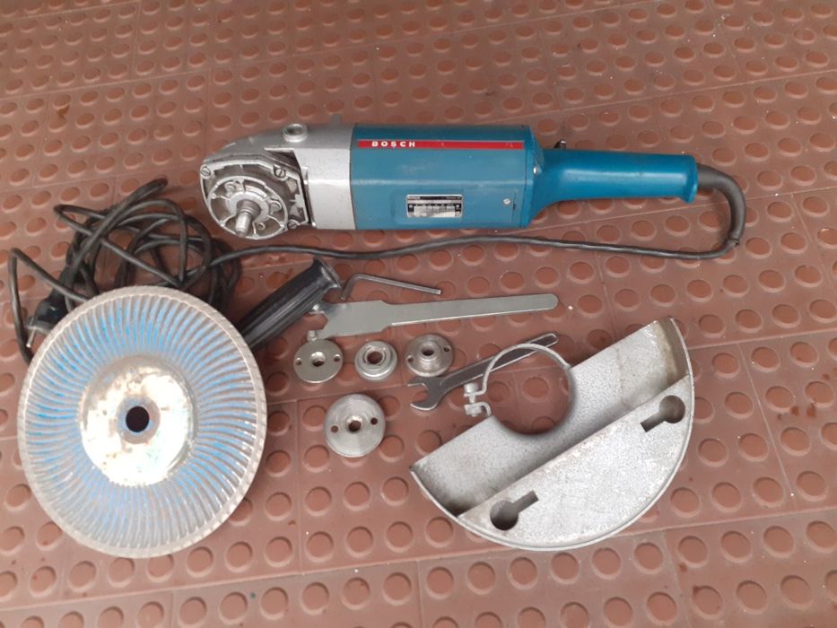 Rebarbadora bosch 1600w e 6500 rotações profissional. Igual a nova.