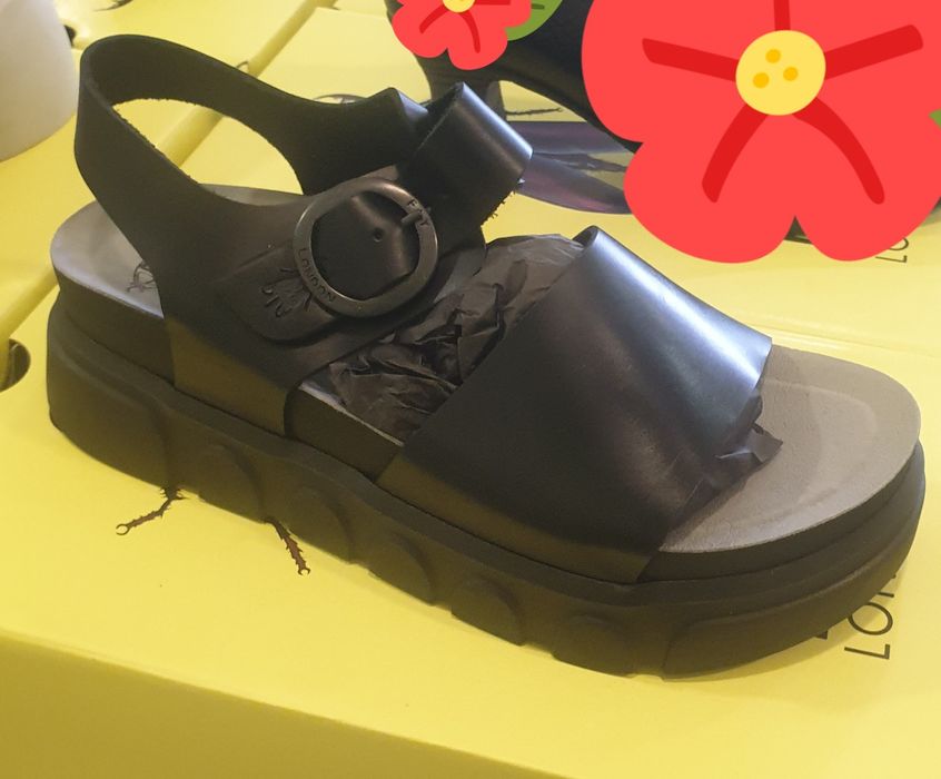 Sapatos e sandálias novos