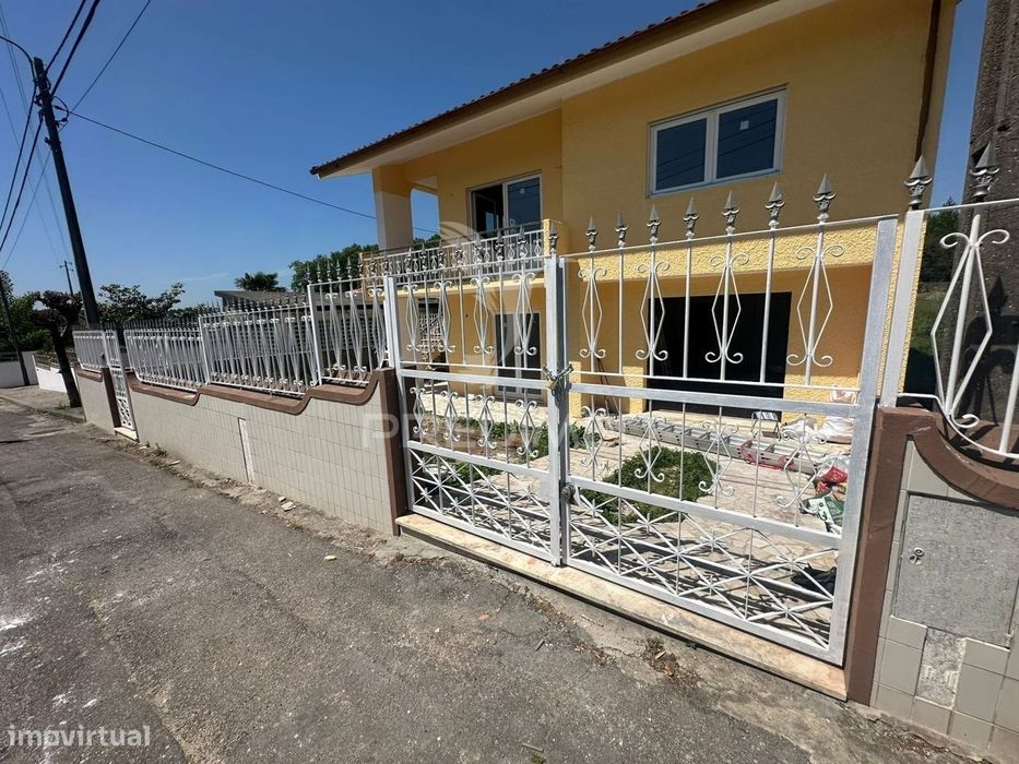 Moradia Isolada T3 com 2.860 m² de Terreno e Garagem em Santa Maria...