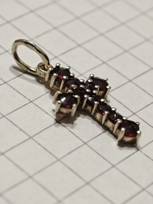 Золотий, вінтажний хрестик, з гранатами, 585 проба.