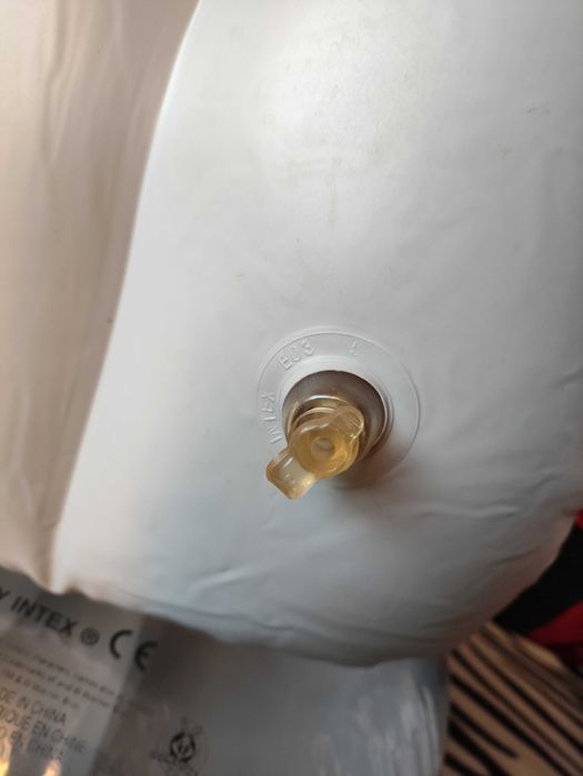 Fotel dmuchany INTEX 68538 Królik Bugs 2003 rok