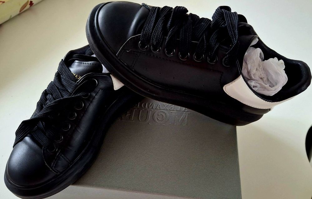 Шкіряні кросівки  у стилі бренду Alexander McQueen.
