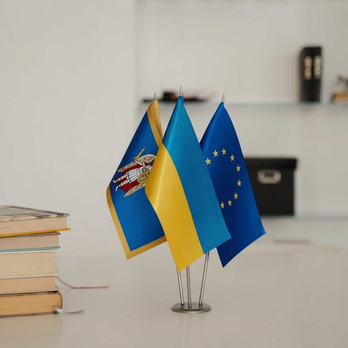 Настільні прапори, прапор України, прапор Великобританії та прапор компанії BestLife, 3 металеві тримачі (11-043)