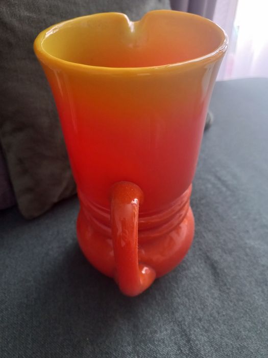 Kolorowe szkło.  Dzban/wazon