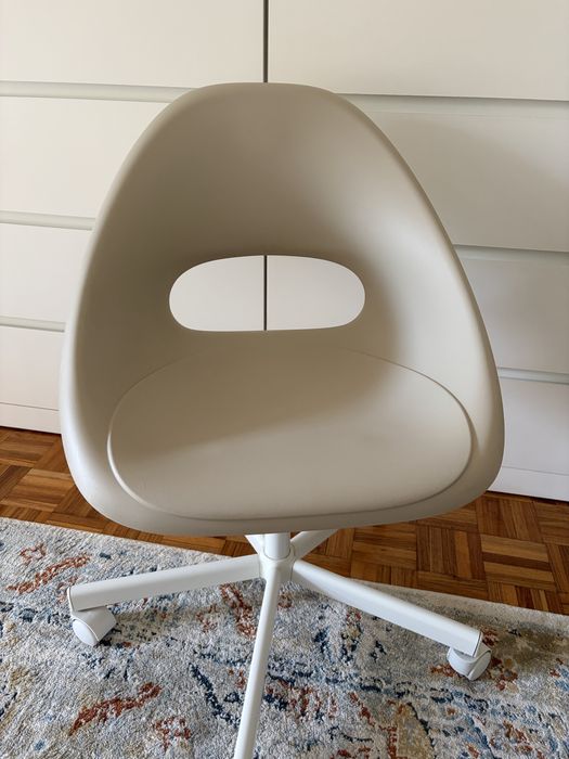 Cadeira de escritorio bege e branca