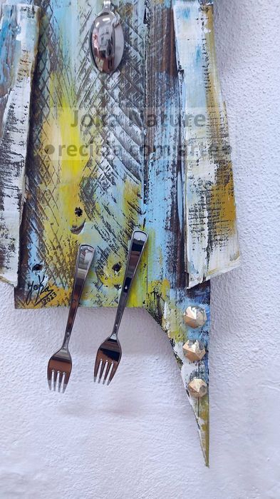 Peça em madeira 100% artesanal e materiais reciclados (83x33cm)