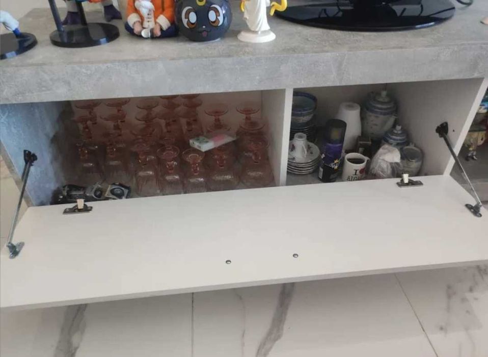 O móvel de TV possui uma prateleira de vidro, contraplacado impecável, e porta batente.  Medidas:  Comprimento 1,63cm Profundidade 42cm Altura 42cm