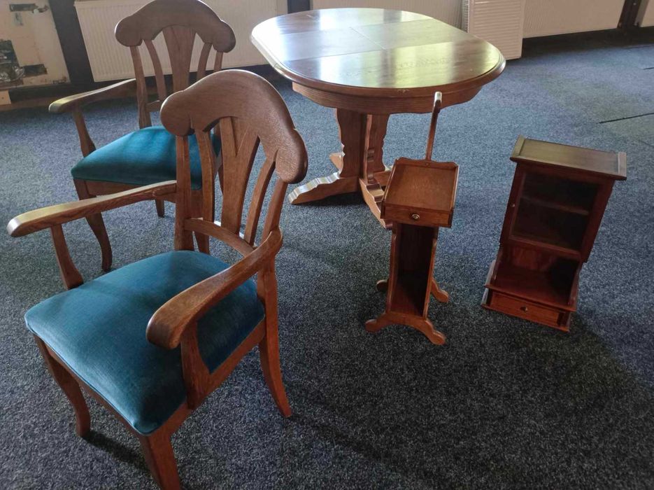 Stół rozkładany 2 krzesła komoda i szafka