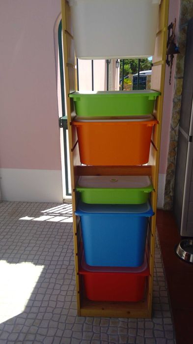 Estante de arrumação IKEA com caixas e tampas