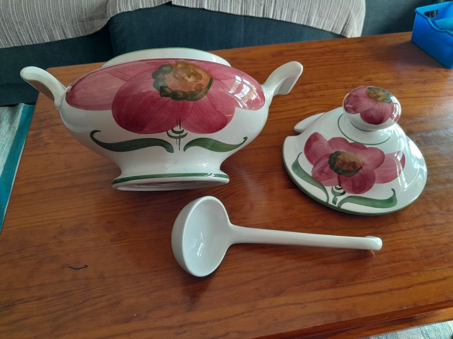 Louças .Terrina antiga pintada a mão