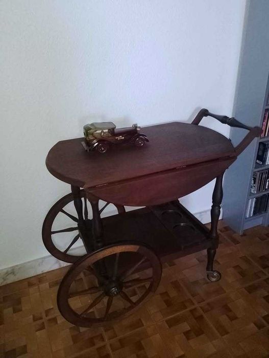 Carrinho e mesa de chá/bebidas em madeira