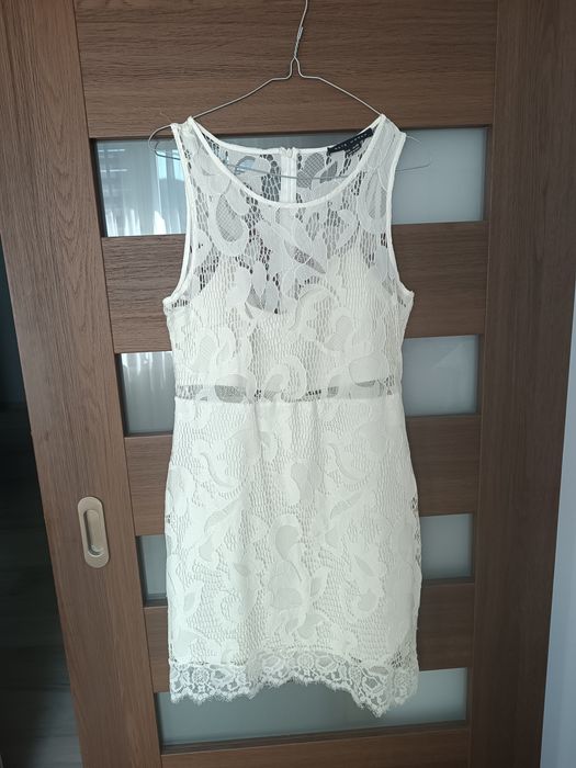 Biała sukienka z koronką