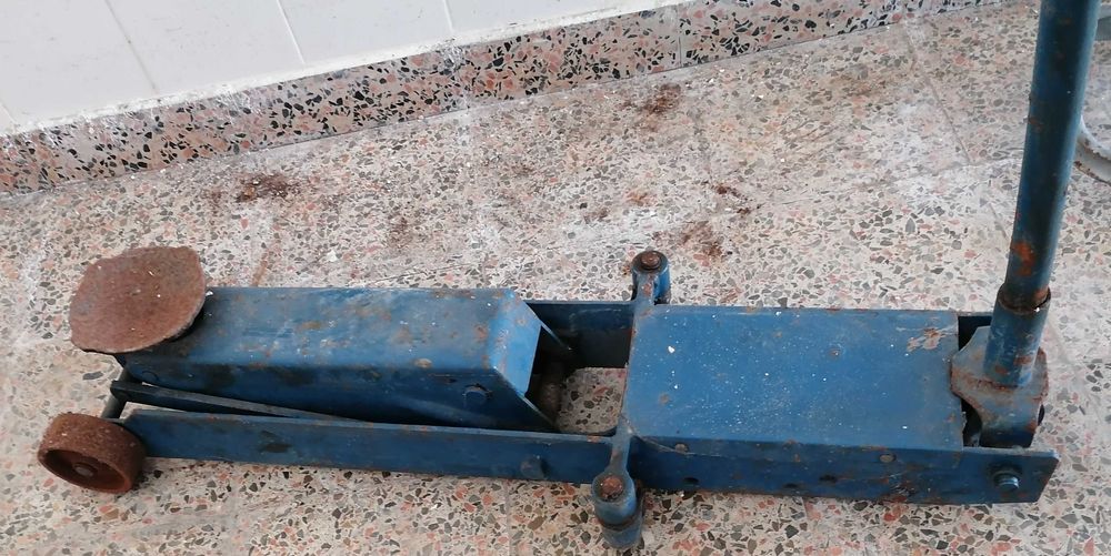 Macaco auto, 2 t (? ), usado, bastante resistente