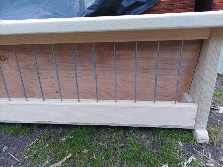 Karmnik dla ptaków ,gołębi z podajnikiem karmy