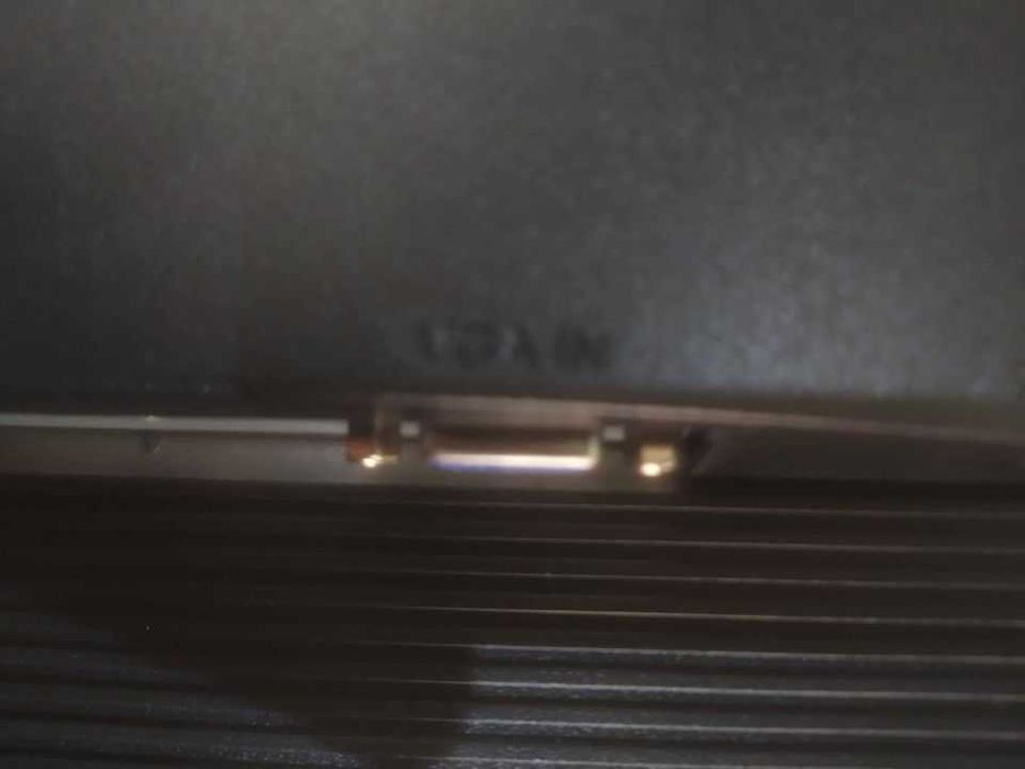 1 Ecrã/monitor e teclados