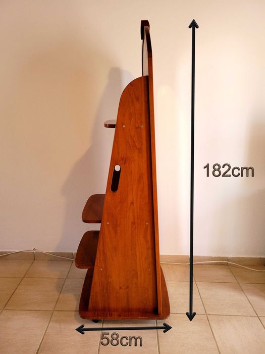 Móvel com espelho grande com 3 compartimentos atrás em madeira maciça