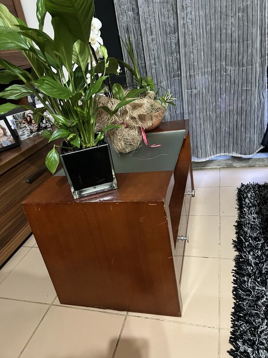 Mesa de centro, de madeira verdadeira, com vidro no meio