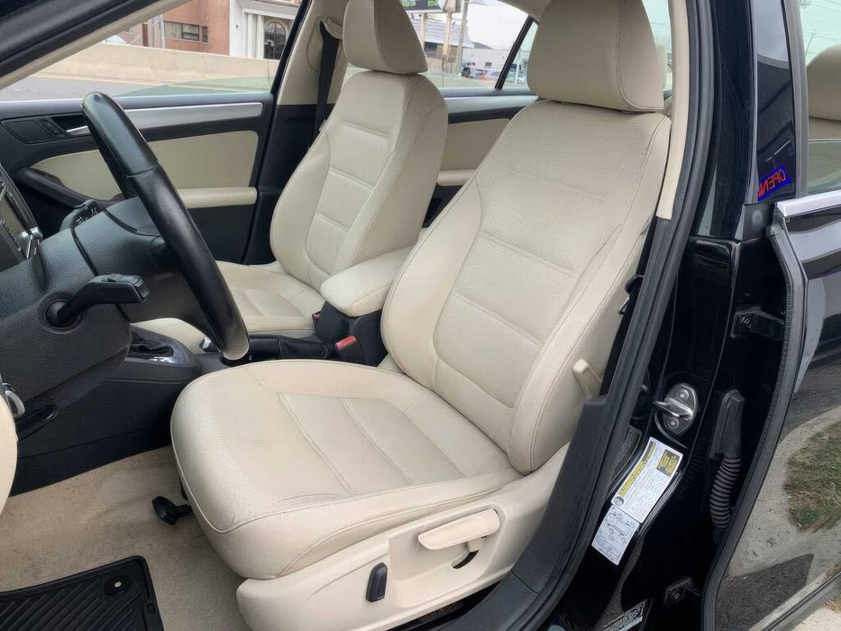 Volkswagen Jetta SE with Conv and Sunroof      2013