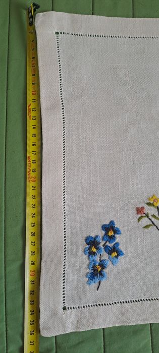 Naperon antigo em linho bordado a mão 35x55cm