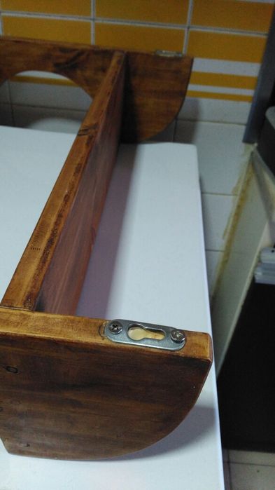 prateleira com 8 frascos grandes