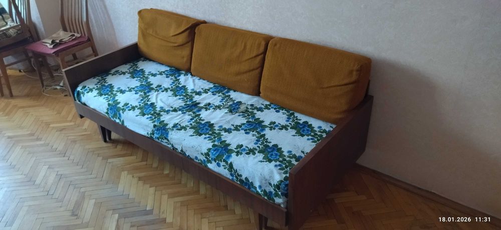 Диван в гарному стані