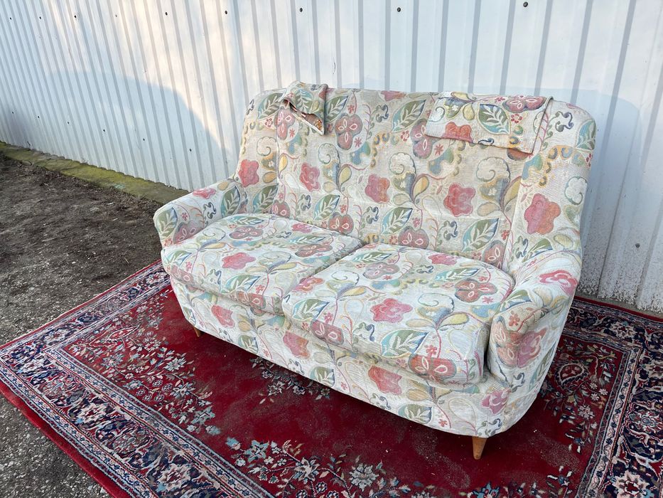 stara ładna sofa .