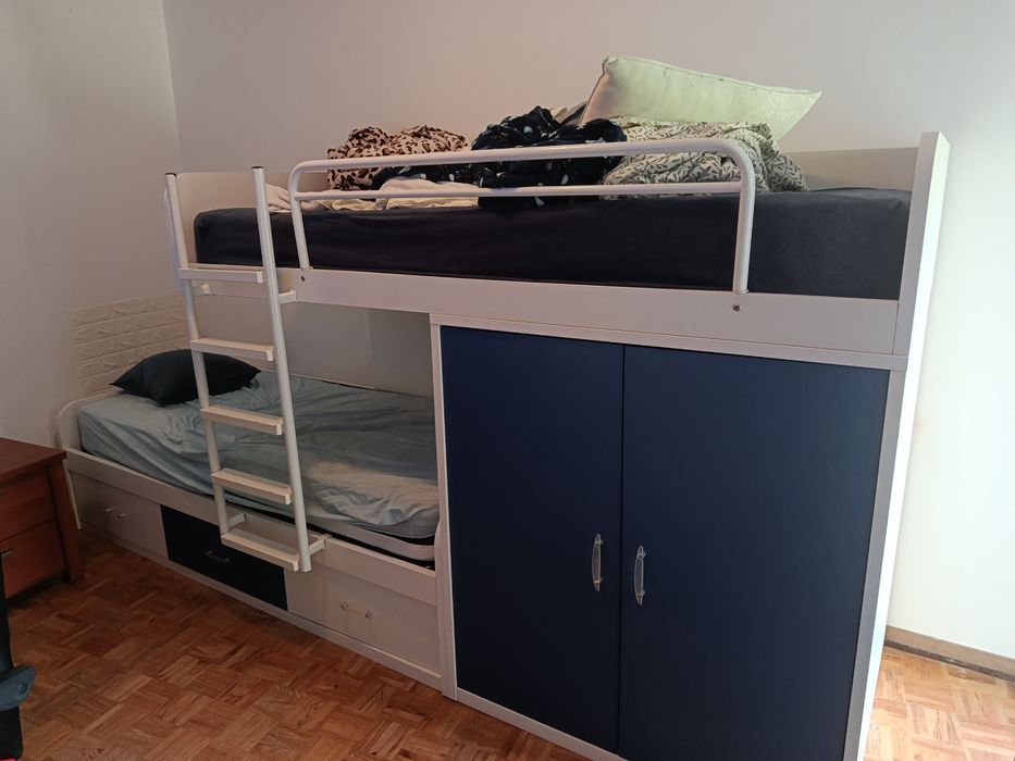 Cama beliche com armário e gavetas