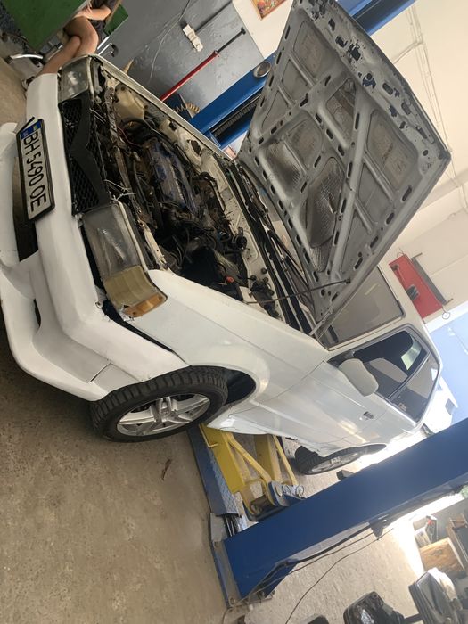 Авто Mazda 323 .