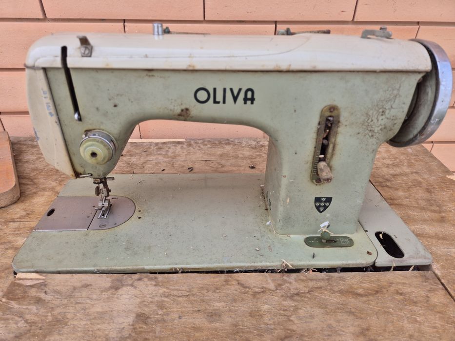 Máquina de costura OLIVA, com manual