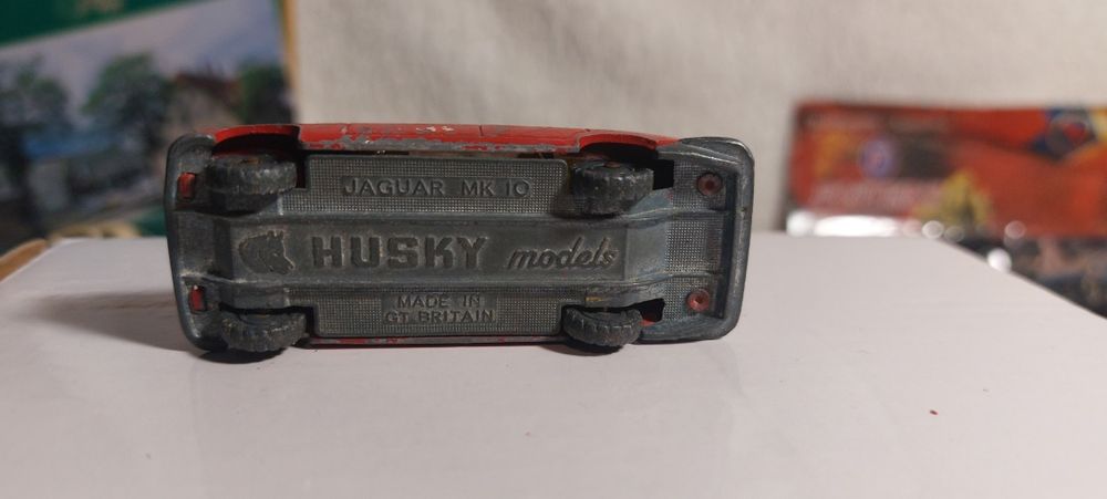 Zabytkowy samochód zabawkowy Husky Jaguar MK. 10 z 1965 r