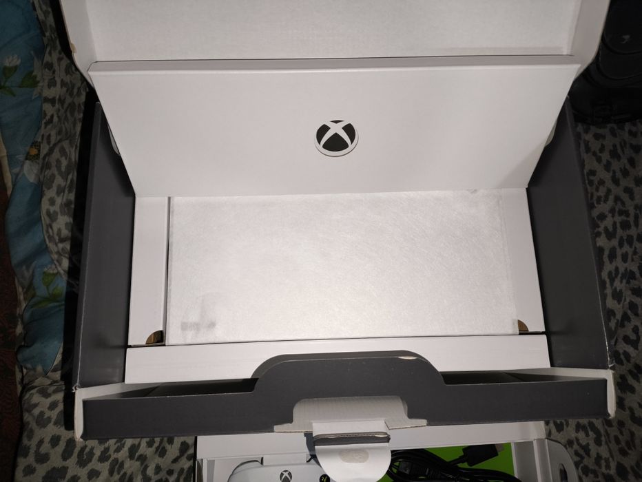 Xbox Series X White Robot + Подарунок
