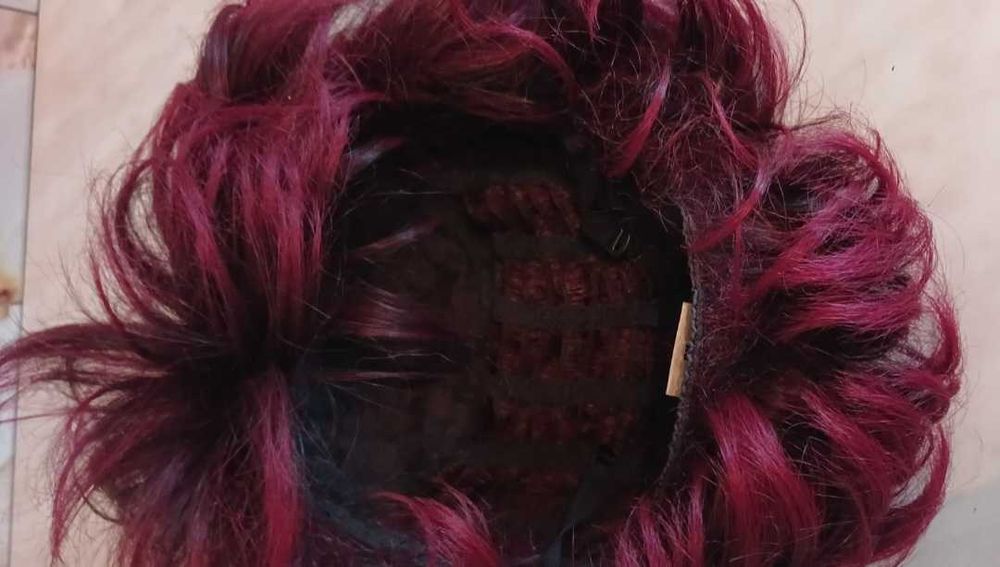 Перука бардоого кольору