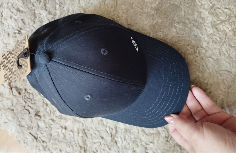 Czapka męska z daszkiem Umbro Nowa