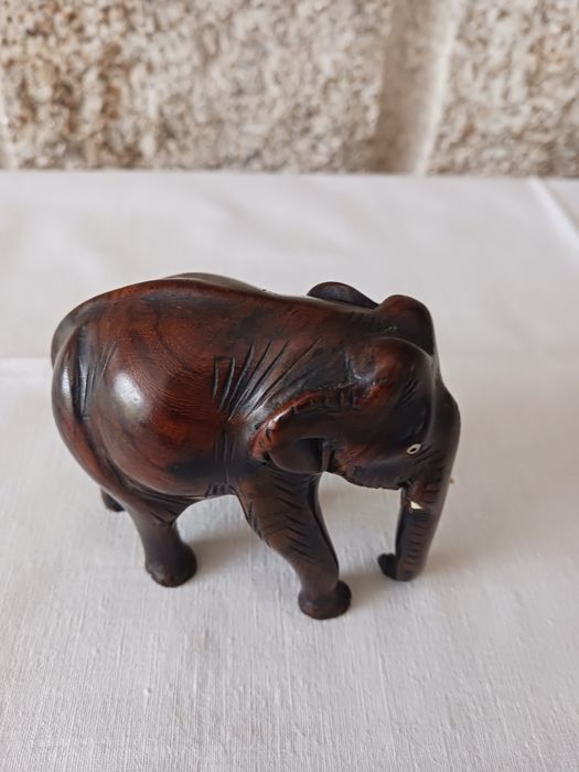Elefantes antigos em madeira exótica