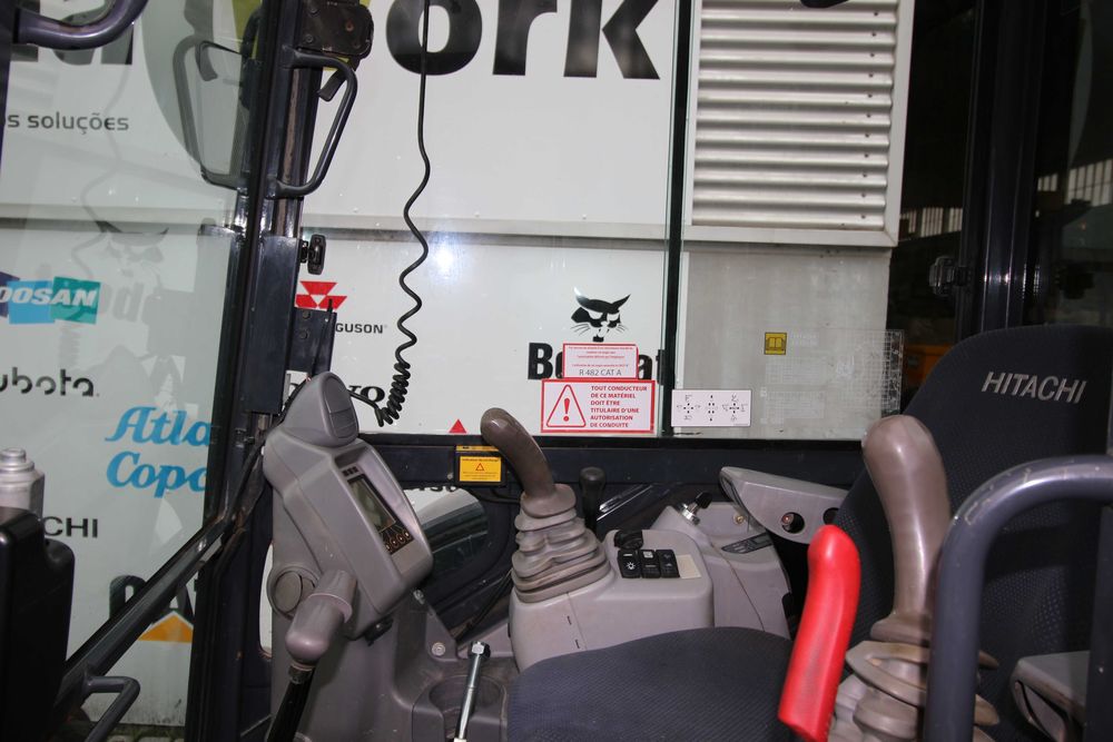 Minigiratória e escavadora  de rastos Hitachi ZX 33