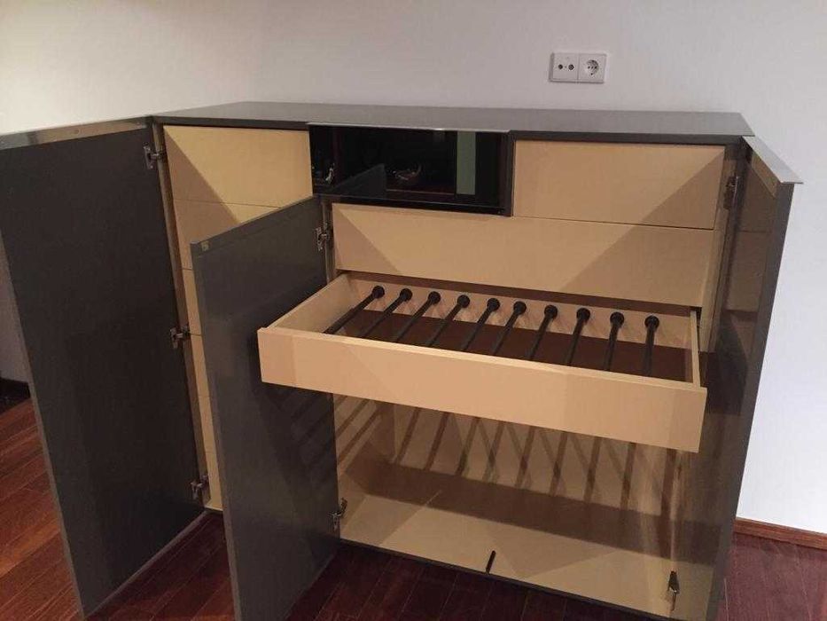 Móvel de decoração com bastantes arrumos.