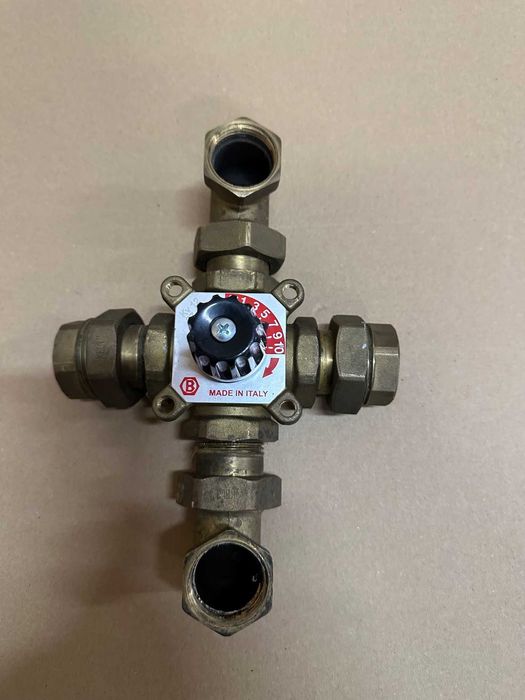 Zawór 4 drogowy mosiężny 1" z śrubunkami