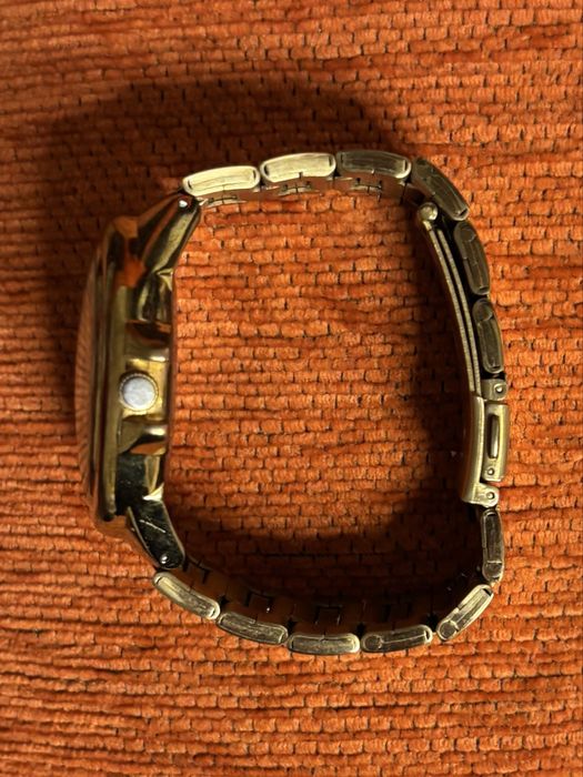 Relógio dourado fundo branco