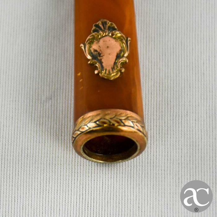 Antiga Boquilha em âmbar e ouro com placa