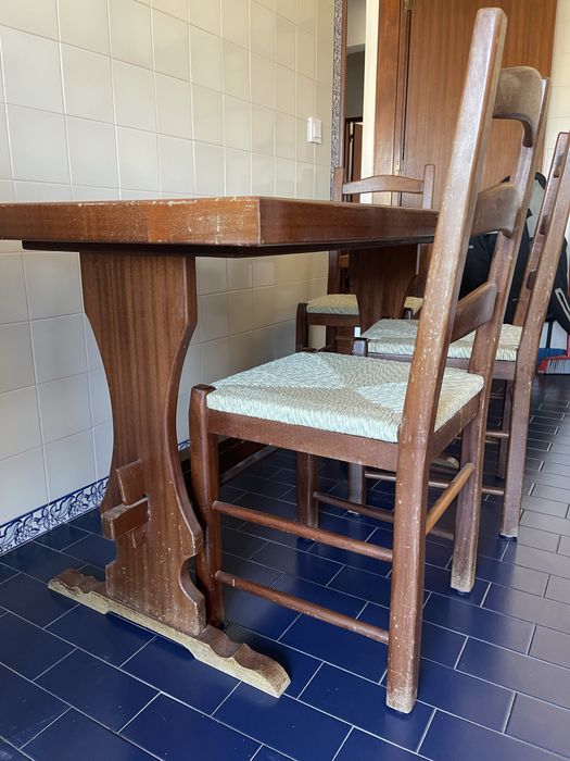 Mesa de cozinha em madeira com 4 cadeiras