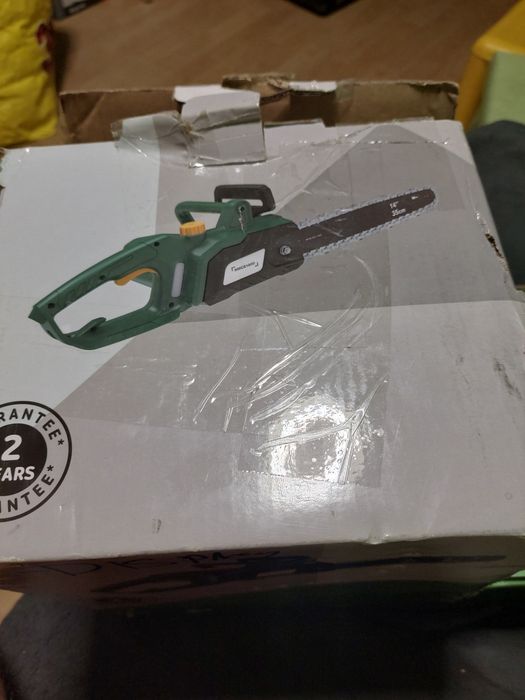 Piła elektryczna łańcuchowa.