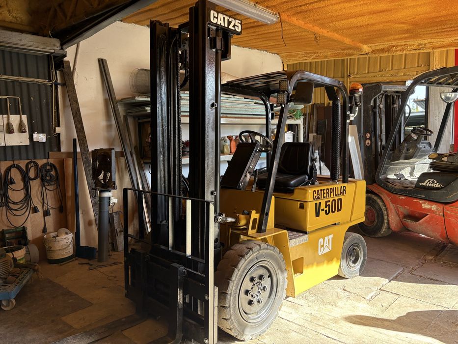 Empilhador caterpilar 2,5T gasoleo