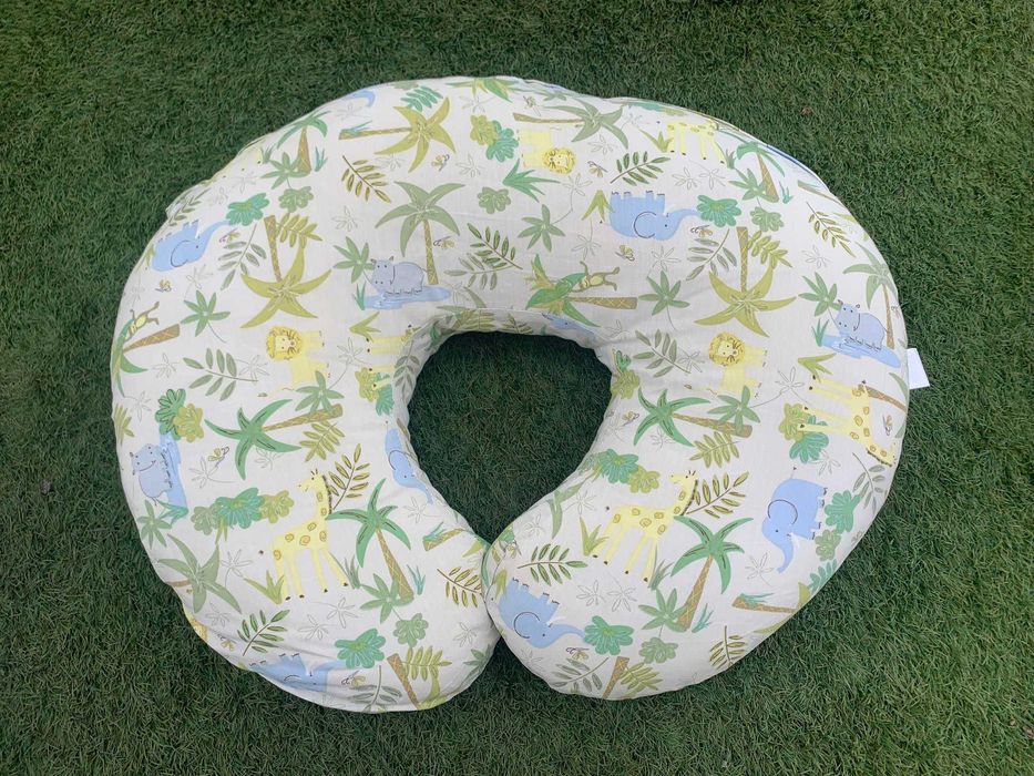 Almofada de amamentação da marca Boppy com duas fronhas lavavéis