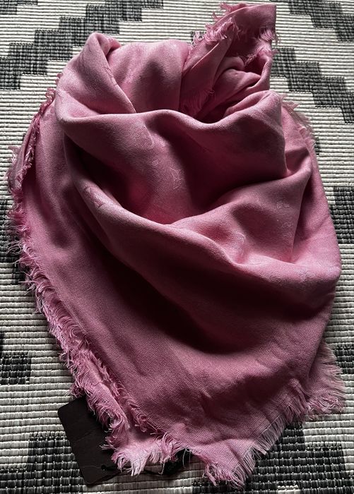 Chusta Lv jasny róż wytlaczane litery140x140