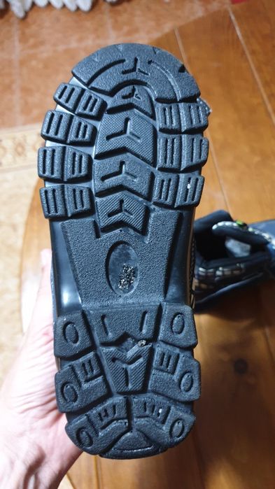 Botas de menino, tamanho 30, como novas