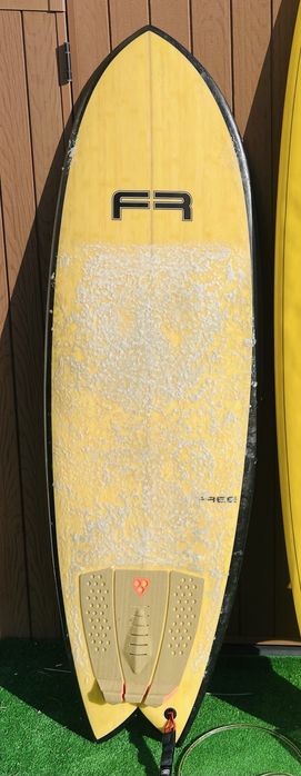 Prancha em bom estado, 5’10, 42,6l. Deck e fins incluídos