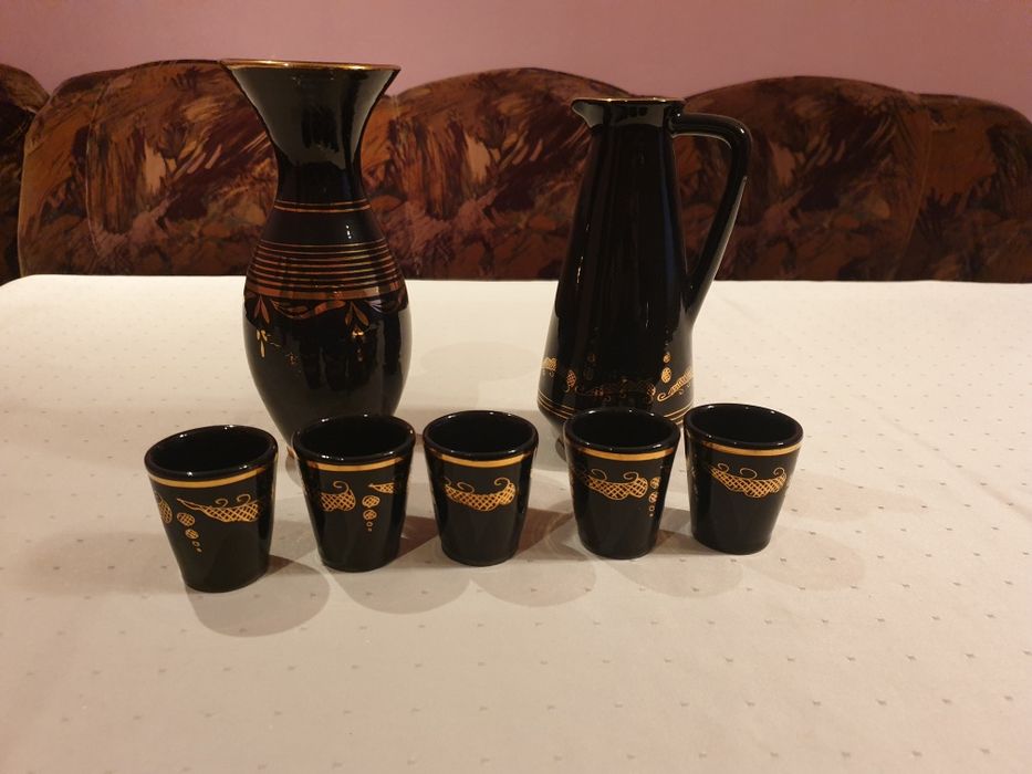 Zestaw czarnej malowanej ceramiki kieliszki dzbanek i wazon art deco