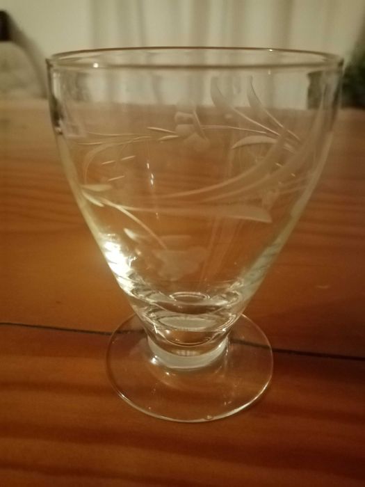 Conjunto de copos e garrafa para licor