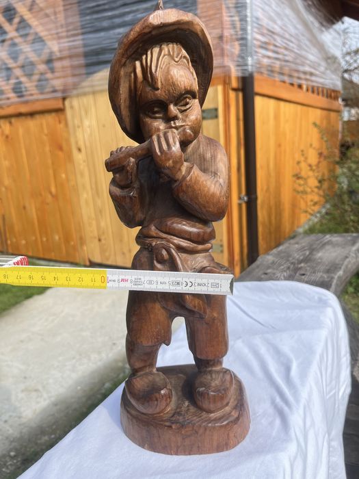Drewniana figurka chlopiec